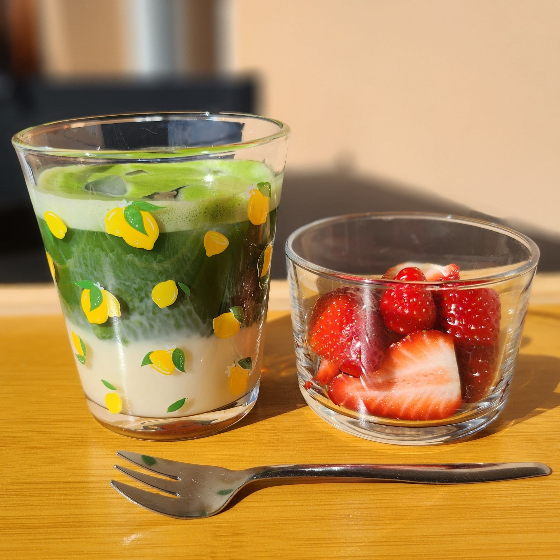Une pause matcha avec un latte et une verrine de fraises
